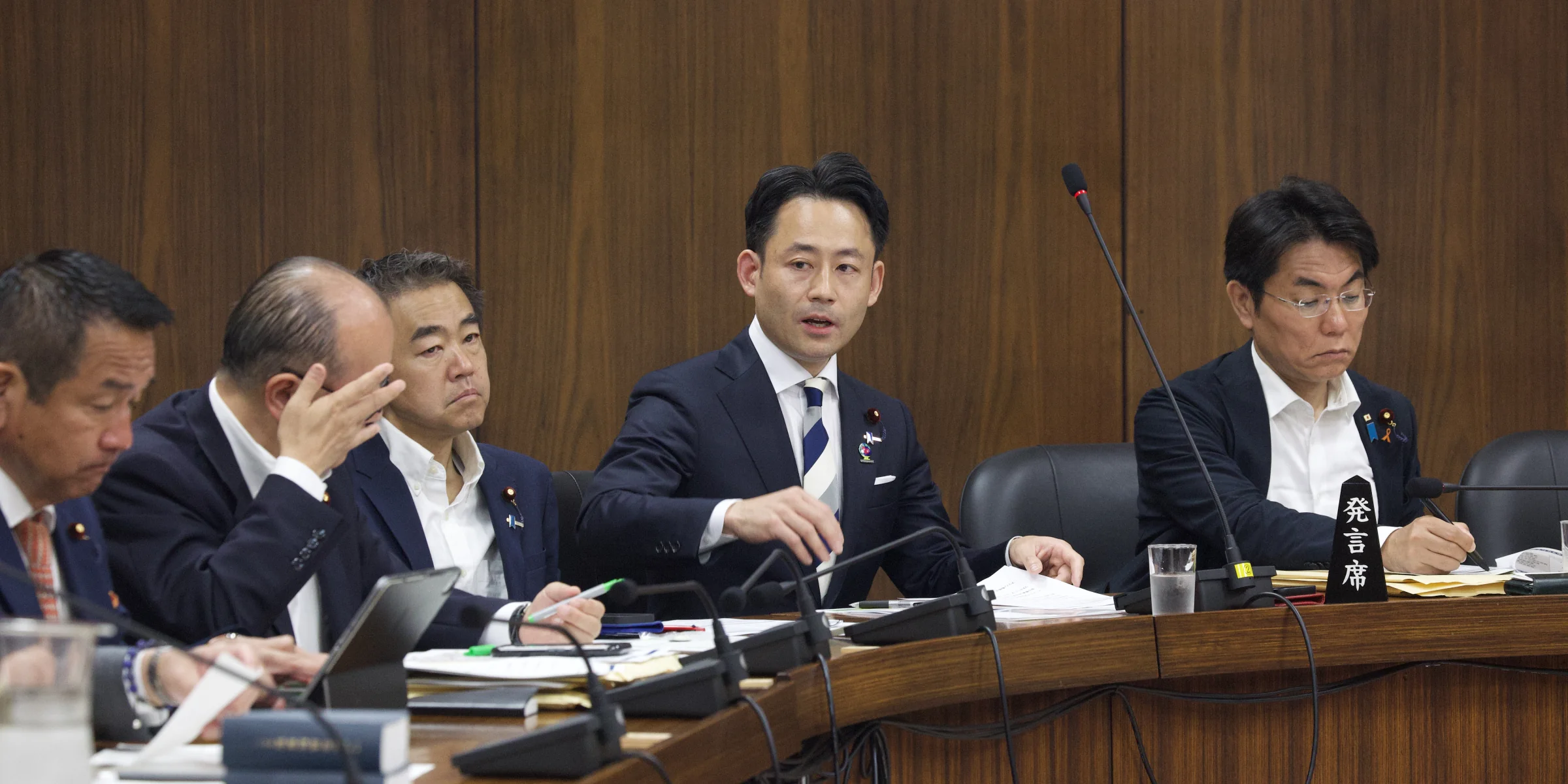 委員会に出席する伊藤さとし