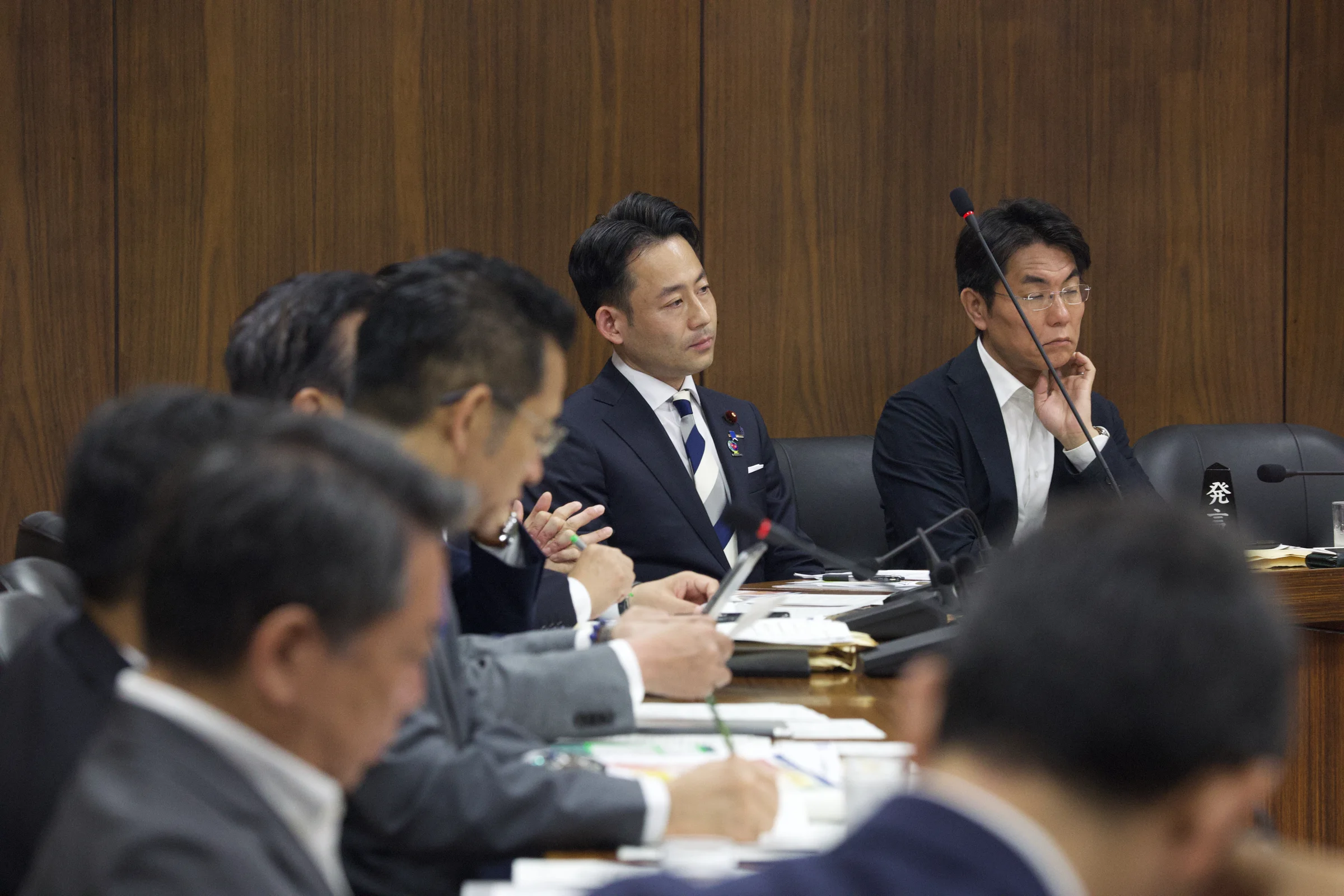 国会で議論に耳を傾ける伊藤さとし